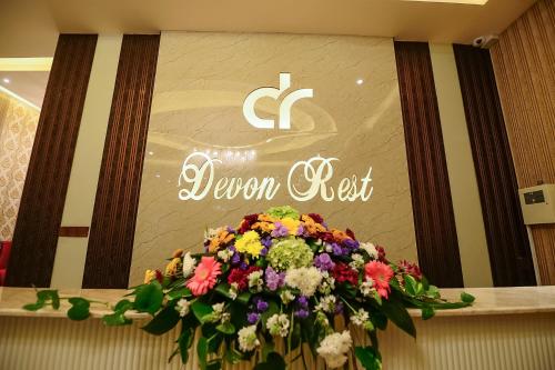 Certificado, premio, señal o documento que está expuesto en Devon Rest