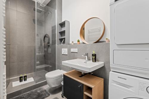 アウクスブルクにあるStylish Tiny City Houseの洗面台、トイレ、鏡のあるバスルーム