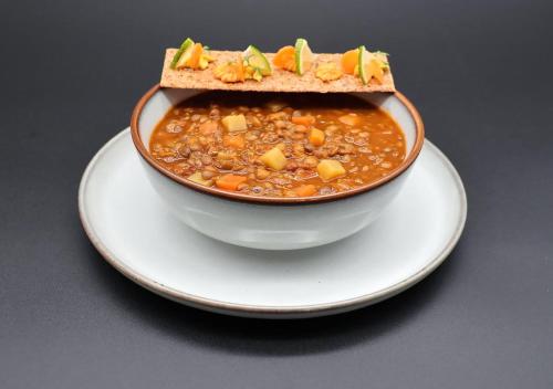 الطعام في بيت الضيافة أو بالجوار