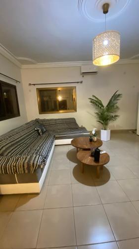 een slaapkamer met een bed en een tafel. bij Villa à Lomé in Lomé
