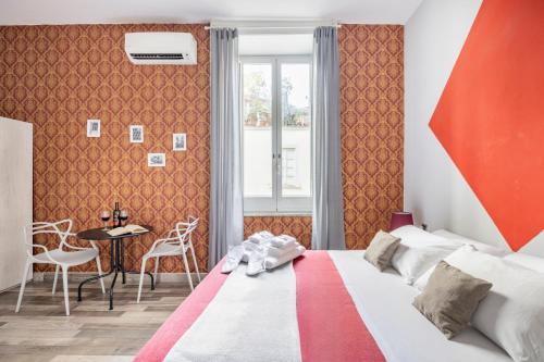 - une chambre avec un lit, une table et des chaises dans l'établissement Scaramantico Rooms, à Naples