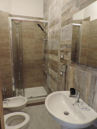 Bilik mandi di La Suite Rooms & Apartments