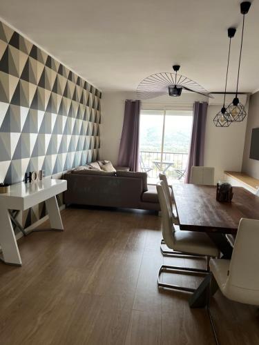 un salon avec un canapé et une table dans l'établissement Superbe appartement en centre ville, à Porto-Vecchio