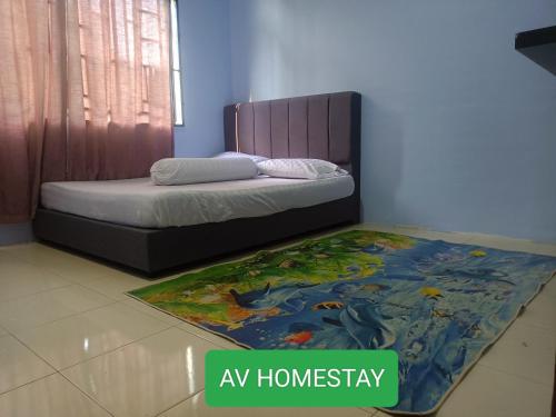 關丹的住宿－AV HOMESTAY，卧室配有一张铺在地板上的地毯。
