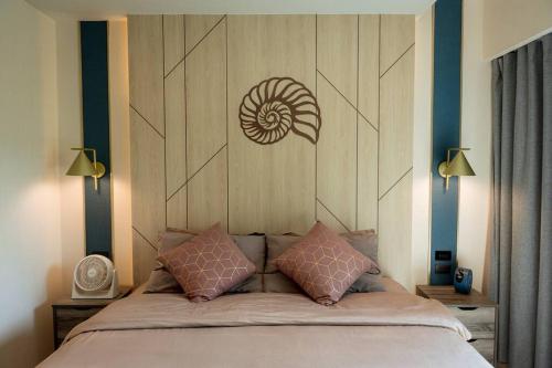 Ένα ή περισσότερα κρεβάτια σε δωμάτιο στο Beachfront Condo room at Huahin