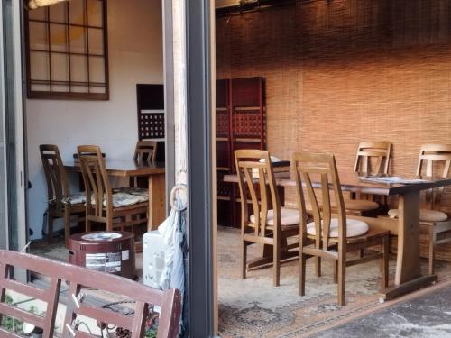 jadalnia ze stołem i krzesłami w obiekcie Pension Izukogen w mieście Ito