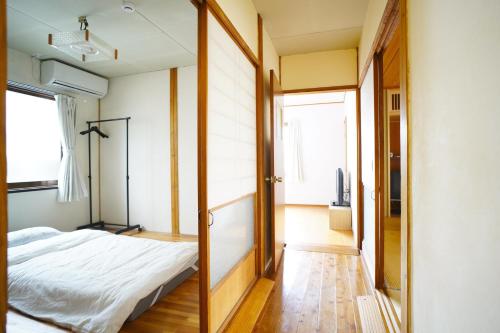 唐津市にあるAKARIYA別館 ~横山邸~のベッドと窓のある寝室