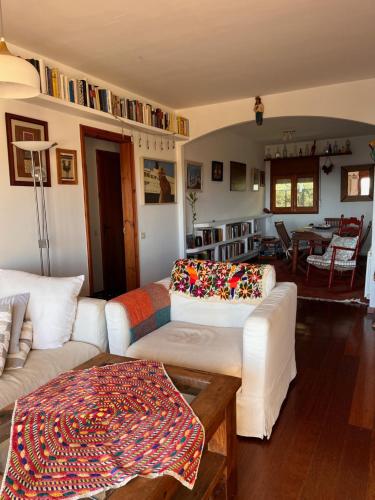 Χώρος καθιστικού στο Calella de Palafrugell bellísimo apartamento con vistas al mar