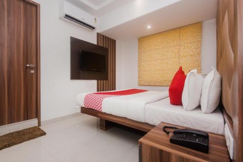 Tempat tidur dalam kamar di OYO Flagship Hotel Park Palace