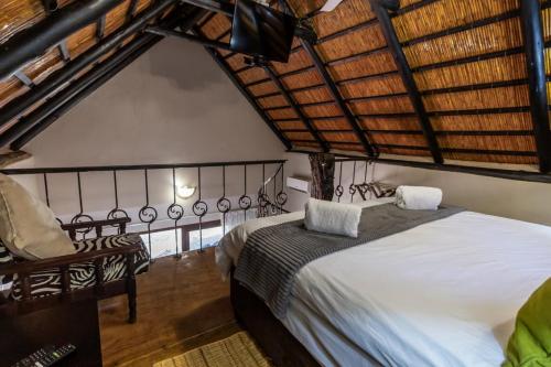 Uma cama ou camas num quarto em Ndumu River Lodge