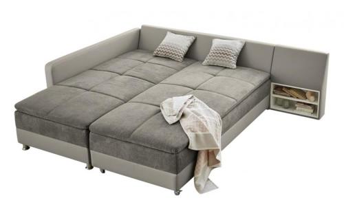 ein graues Bett mit zwei Kissen darüber in der Unterkunft Orange Sun Apartment in Braunschweig