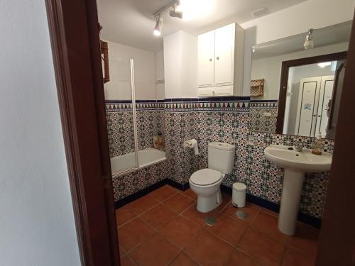 ein Badezimmer mit Toilette und Waschbecken in der Unterkunft Apartamento en Villa con Piscina in Málaga