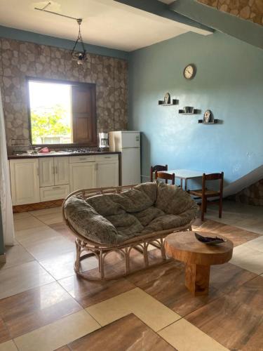 - un salon avec un canapé et une table dans l'établissement Point vert, à Kribi