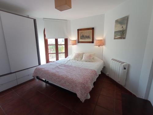 a bedroom with a bed and a window at Apartamento en Villa con Piscina in Málaga