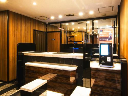 un bar con un celular sentado en un mostrador en APA Hotel Kanku-Kishiwada, en Kishiwada