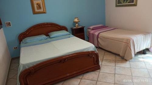 1 dormitorio con 2 camas en una habitación en Villa vista mare, en Santa Cesarea Terme