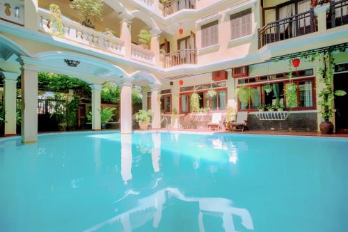 uma grande piscina num grande edifício com tecto em THUY DUONG 3 Boutique Hotel & Spa em Hoi An