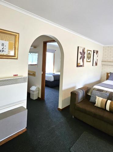 Una cama o camas en una habitación de Alfred Motor Inn