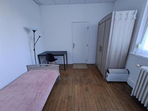 - une chambre avec un bureau et une table avec une chaise dans l'établissement Studio à 15 min de Lille Flandres en TER pour 1 personne, à Armentières
