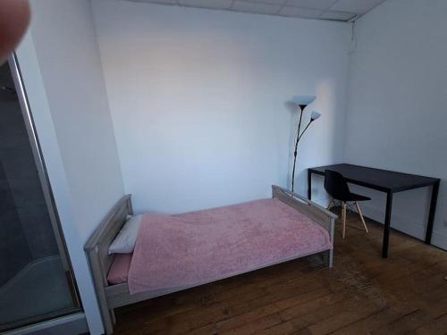 une chambre avec un lit, un bureau et une table dans l'établissement Studio à 15 min de Lille Flandres en TER pour 1 personne, à Armentières