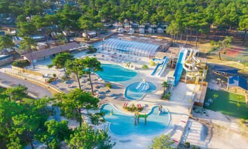une vue aérienne d'un parc aquatique dans l'établissement Mobil Home 6 Personnes Camping 5 étoiles Montalivet, à Vendays-Montalivet