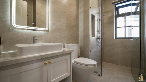 a bathroom with a toilet and a sink and a shower at JB. Nguyễn Villa NovaWorld Phan Thiết in Phan Thiet