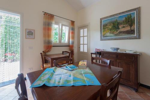 een eetkamer met een houten tafel en stoelen bij Agriturismo Villa Caterina in Levanto