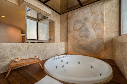 Et badeværelse på Rixos Park Belek - The Land Of Legends Access