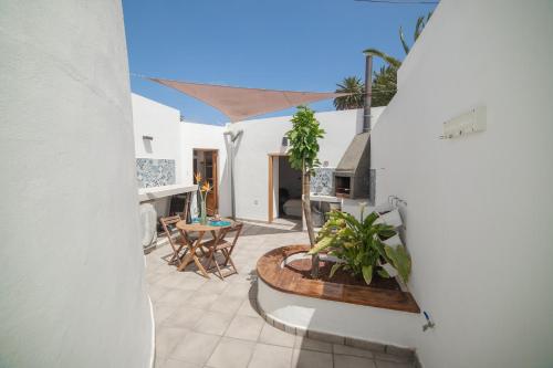 a room with a patio with a table and chairs at Casa del Mercado in Haría