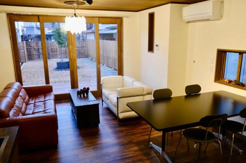 小田原的住宿－いぬと海辺，客厅配有沙发和桌子