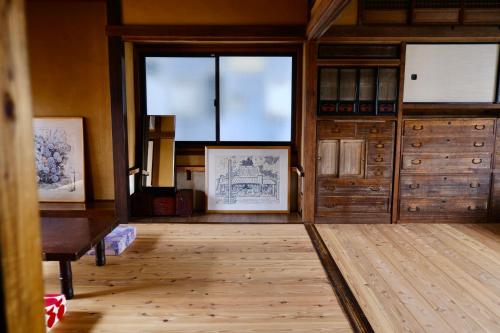 小田原市にあるいぬと海辺の大きな窓が備わるウッドフロアの客室です。