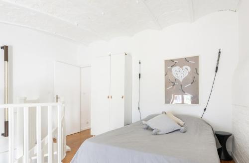- une chambre blanche avec un lit et un escalier dans l'établissement Loft Notre-dame-du-mont avec terrasse, à Marseille