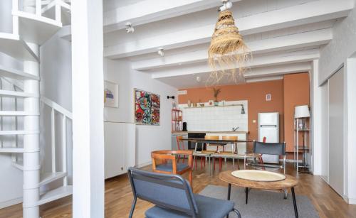 une salle à manger avec une table et des chaises dans l'établissement Loft Notre-dame-du-mont avec terrasse, à Marseille