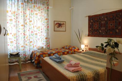 フィレンツェにあるZEUS Rooms Superiorのベッドルーム1室(ベッド2台、タオル付)