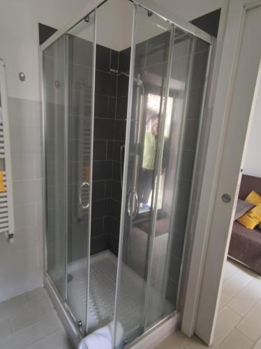 een douche met een glazen deur in de badkamer bij Casa vacanze Barbera in Sutri