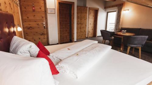 a hotel room with a bed and a table with chairs at Pension Truya - Hof in Fiss