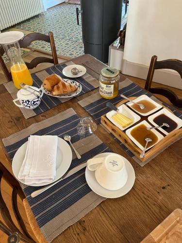 - une table avec un plateau de pain et de beurre dans l'établissement Logis Saint Vivant, à Volnay