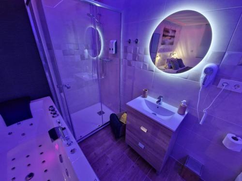 uma casa de banho com um lavatório, um chuveiro e um espelho. em sensual sierra love em Prado del Rey