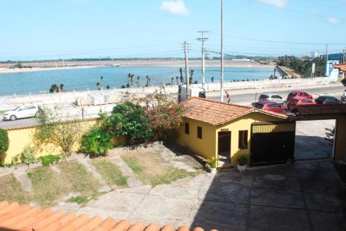 Casa amarilla con vistas a la playa en Cabo Frio - Hospedagem Central - Aluguel Econômico, en Cabo Frío