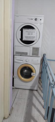 Hay una lavadora en una habitación. en Golden Halich Hostel en Estambul