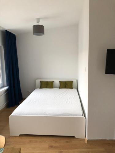 1 dormitorio blanco con 1 cama blanca en una habitación en Apartament Abraham przy plaży, en Władysławowo