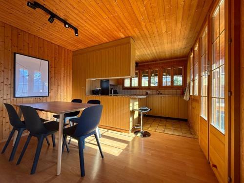 a kitchen and dining room with a table and chairs at Ferienwohnung im Chalet Bergruh - Hasliberg Reuti in Hasliberg