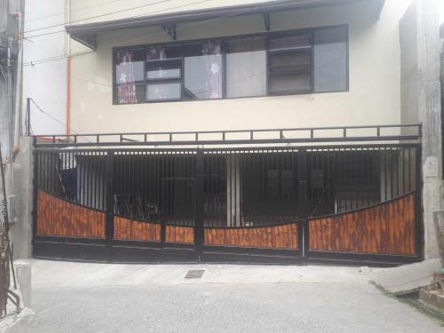 een gebouw met een zwarte poort en een raam bij 2Ms in Baguio