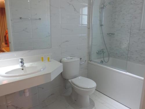 阿依納帕的住宿－科孚島酒店，浴室配有卫生间、盥洗盆和淋浴。