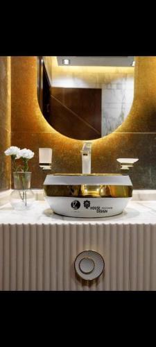 een badkamer met een wastafel op een tafel bij شقه فندقيه للايجار بكمبوند كريستال بلازا in Caïro