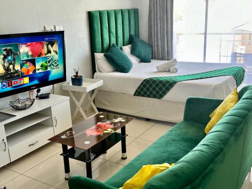 Televisyen dan/atau pusat hiburan di Mowetu Guest House