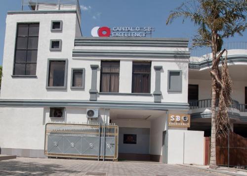 un edificio blanco con una puerta delante en S B Excellency, en Jodhpur