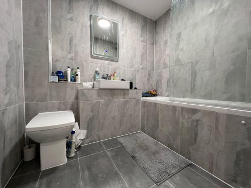 a bathroom with a toilet and a sink and a tub at Monthly Discounts - Contractors - Business in Brentwood