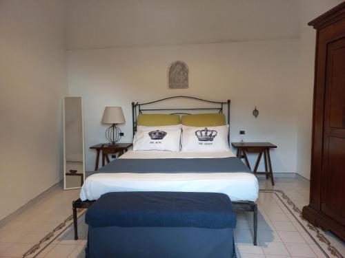 una camera da letto con un grande letto con cuscini gialli di Villa Piccinina A pochi passi da Villa Eva a Ravello