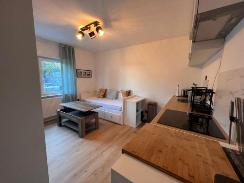 ein Wohnzimmer mit einem Bett und einem Tisch in der Unterkunft Ferienzimmer Schlüter in Neulußheim